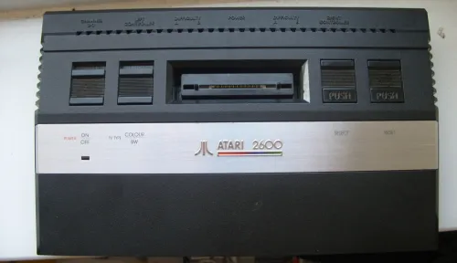 &ldquo;<a href="https://www.flickr.com/photos/nickstone333/3465758090" title="Atari 2600 Jr.">Atari 2600 Jr.</a>&rdquo; by <a href="https://www.flickr.com/photos/nickstone333/">Peter Taylor</a>, <a href="https://creativecommons.org/licenses/by-nc/2.0/deed.en" rel="license noopener noreferrer">CC BY-NC 2.0</a>